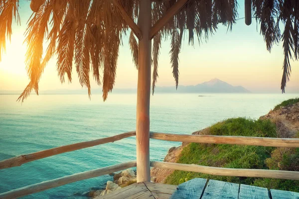 Vackra tropiska seascape med palm ram — Stockfoto