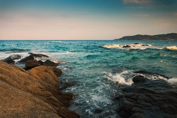 Bella riva e rocce in Grecia — Foto Stock