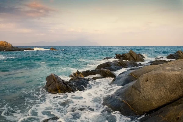 美丽的海岸和岩石在希腊 — 图库照片