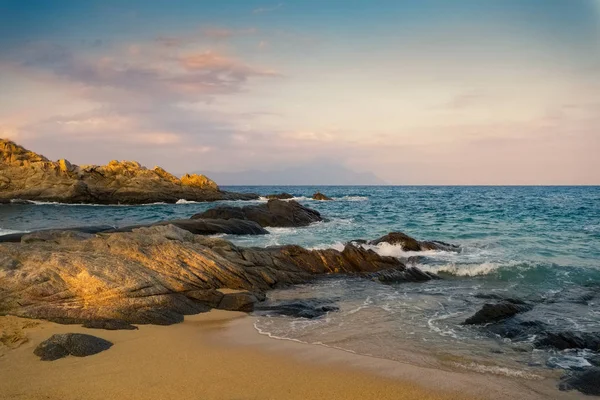 Bella riva e rocce in Grecia — Foto Stock