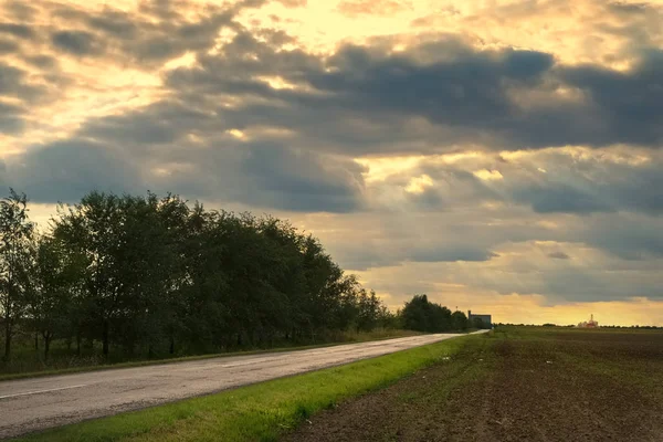 Solen strålar landsbygdens landskap silo bakgrund — Stockfoto