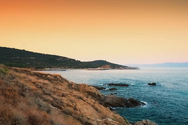 Bella riva e rocce in Grecia — Foto Stock