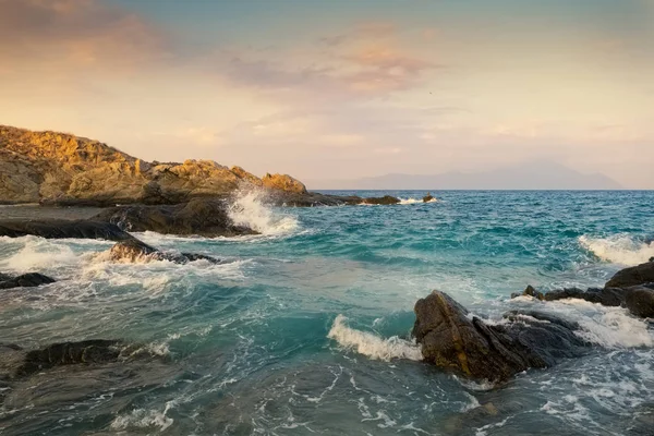 Bella riva e rocce in Grecia — Foto Stock