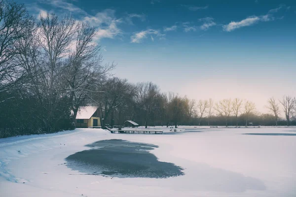 Hus på vintern lake — Stockfoto