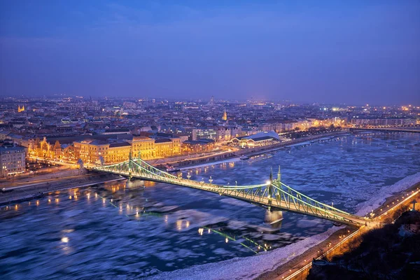 Liberty bridge Donau floden vinter i Budapest natt — Stockfoto