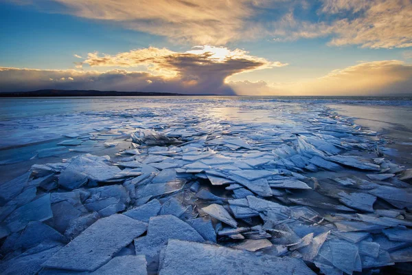 Bevroren meer winterlandschap — Stockfoto