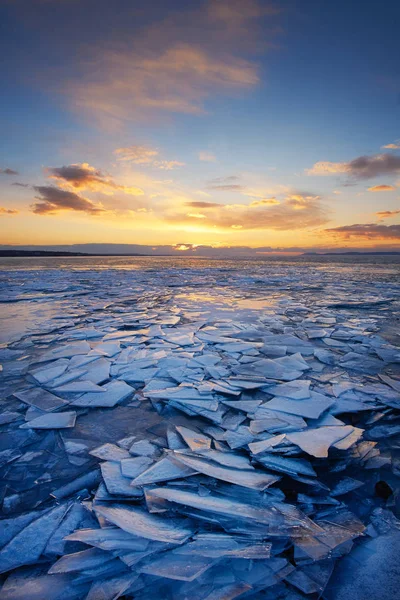 Gefrorene winterliche Seenlandschaft — Stockfoto