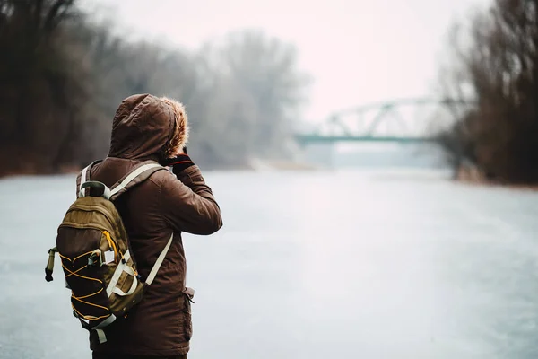 Homme voyageur en hiver — Photo