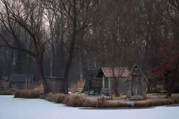 Rybářské chaty v zimě jezero — Stock fotografie