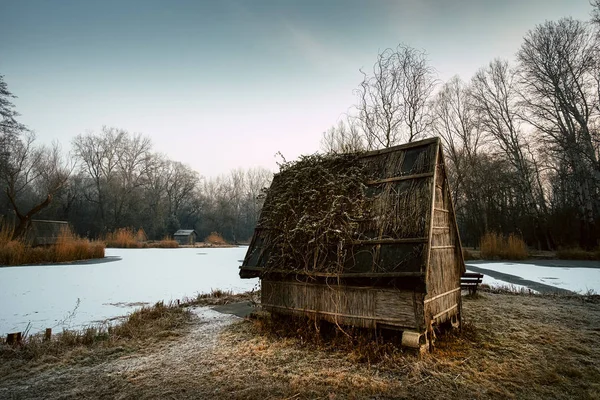 Cabañas de pesca en el lago de invierno — Foto de Stock