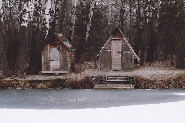 겨울 호수에 낚시 오두막 — 스톡 사진