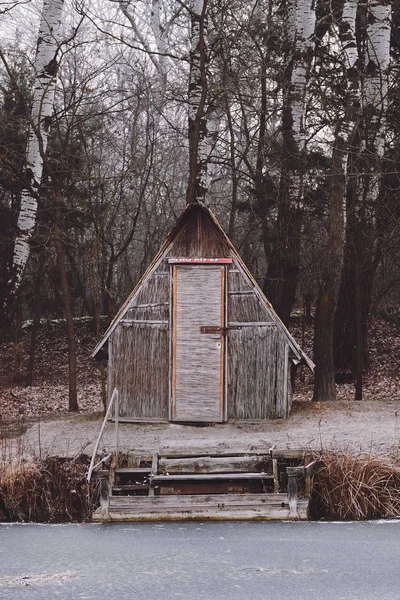 Visserij hutten op winter meer — Stockfoto