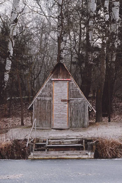 Cabanas de pesca no lago de inverno — Fotografia de Stock