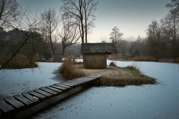 Visserij hutten op winter meer — Stockfoto