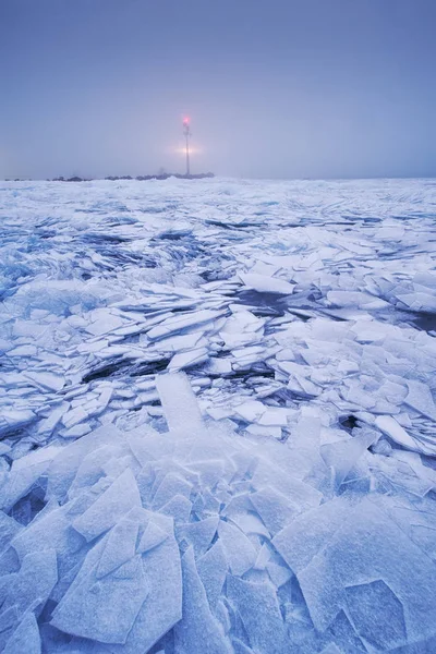 Rachaduras de gelo na superfície de um farol de fundo do lago — Fotografia de Stock