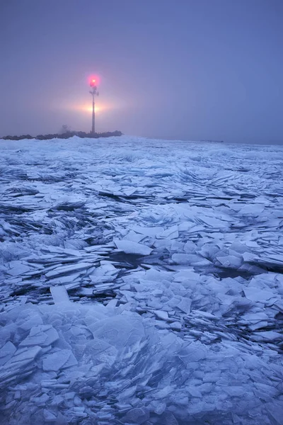 Eisrisse an der Oberfläche eines Leuchtturms im Hintergrund eines Sees — Stockfoto