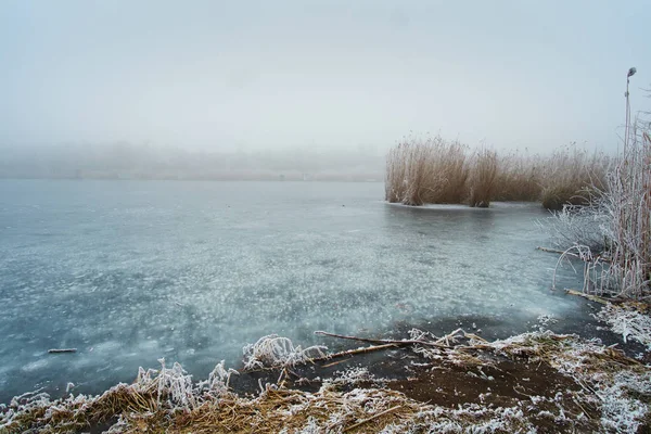 Zimní zmrazené jezero — Stock fotografie