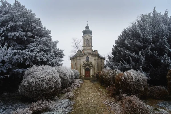 Vecchia chiesa vista frontale — Foto Stock