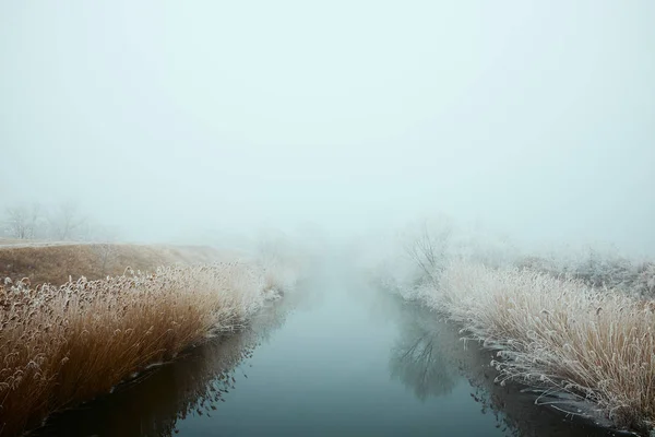 Inverno nebbioso fiume tempo — Foto Stock