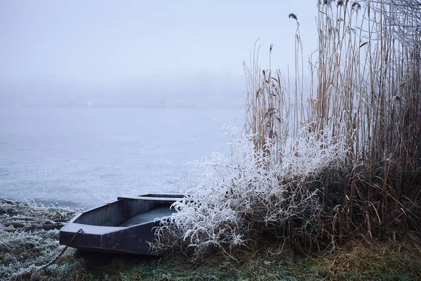 Barca sul lago invernale — Foto Stock