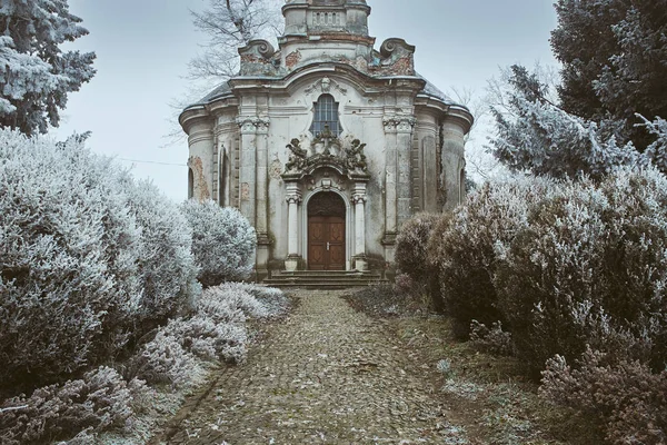 Стара церква вид спереду — стокове фото