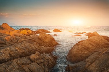 Güzel sahil ve kayalar Yunanistan