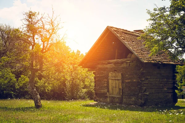 Oud huis van de dorpsbewoner — Stockfoto
