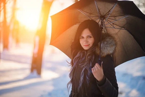 Femme sur le parc d'hiver avec parasol — Photo
