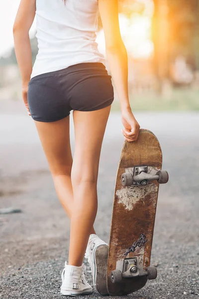 Hermosa chica patinadora en la ciudad de verano — Foto de Stock