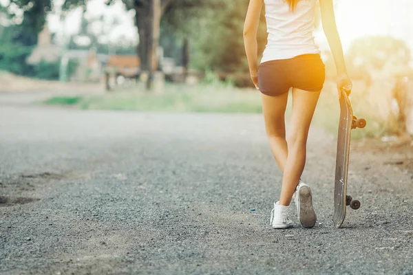 Mooie schaatser meisje in zomer stad — Stockfoto