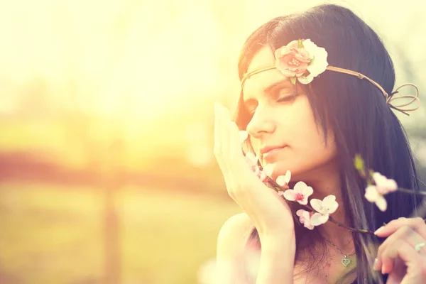 Linda mujer joven con el árbol en flor — Foto de Stock