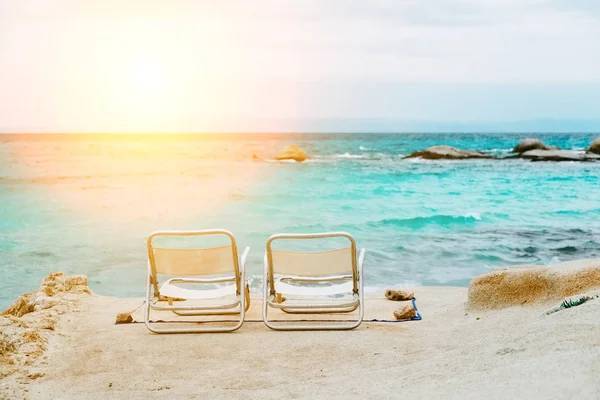 Два стула на тропическом пляже — стоковое фото