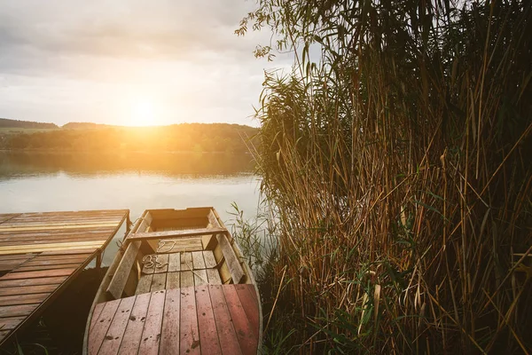 Rybářská loď na jezeře — Stock fotografie