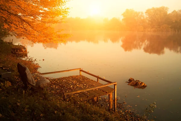 秋湖朝の光 — ストック写真