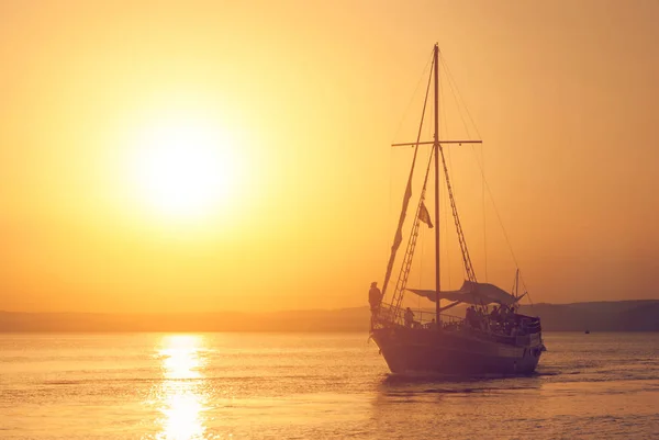 Barco à vela no lago por do sol — Fotografia de Stock