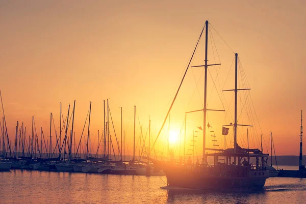 Barca a vela sul lago del tramonto — Foto Stock