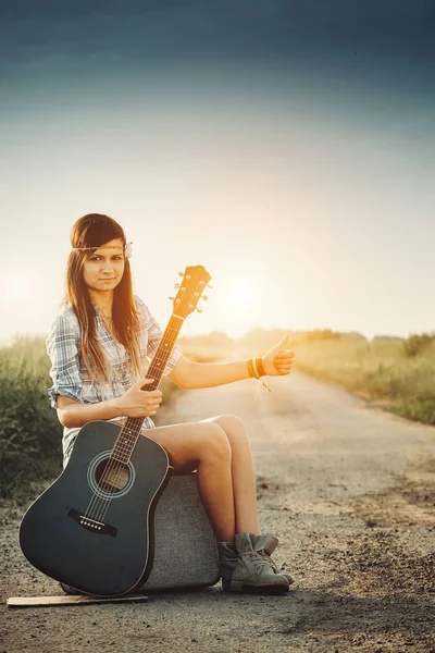 Viajante hippie menina com guitarra — Fotografia de Stock