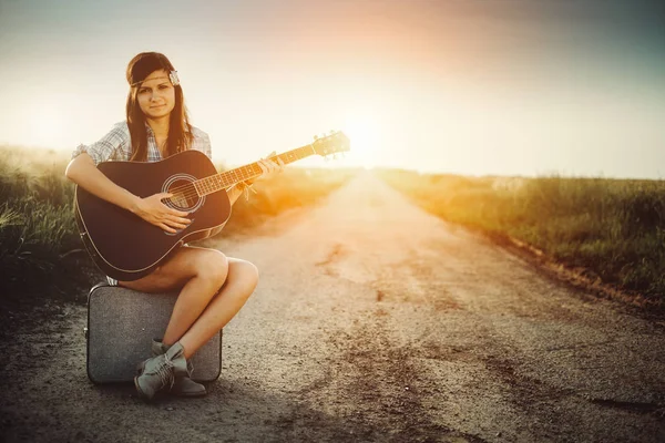 Voyageur hippie fille avec guitare — Photo