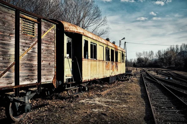 Terk edilmiş eski tren — Stok fotoğraf