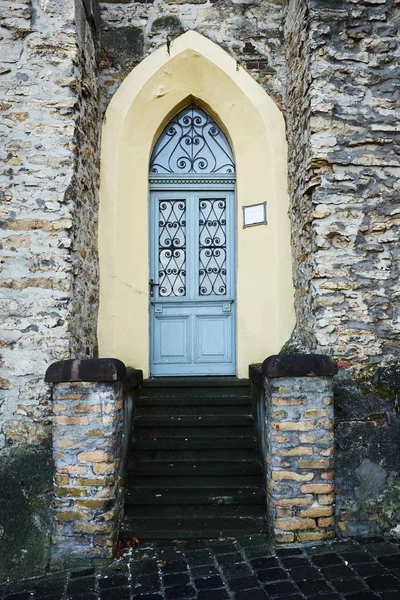 Tür an Hausfassade — Stockfoto