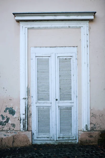 Tür an Hausfassade — Stockfoto