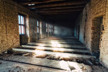 Terk edilmiş binada Oda