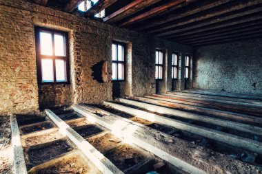 Terk edilmiş binada Oda