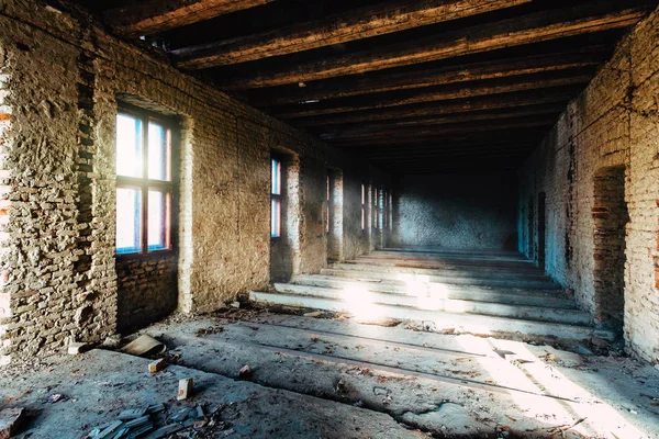 这栋废弃的大楼的房间 — 图库照片