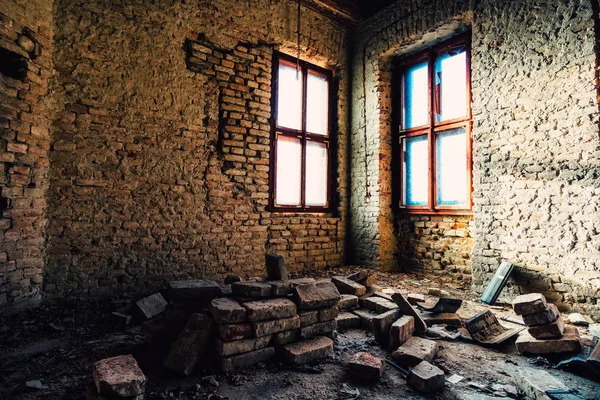 Terk edilmiş binada Oda