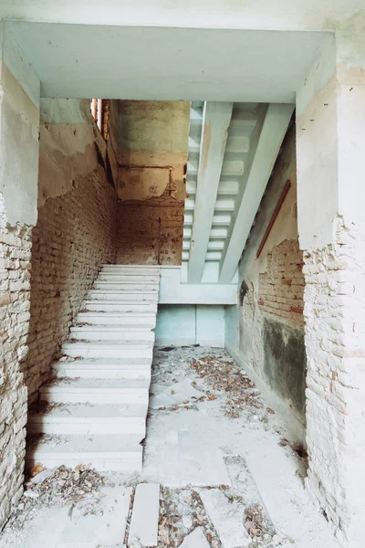 Escalera de edificio abandonada —  Fotos de Stock