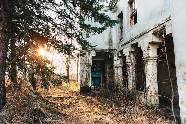 Ancien bâtiment en ruine extérieur — Photo
