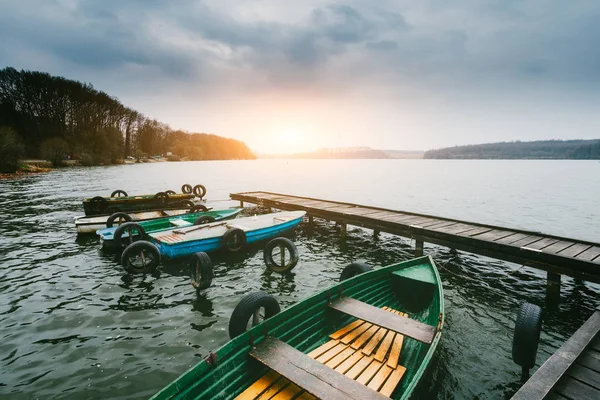 Boten op lake pier — Stockfoto