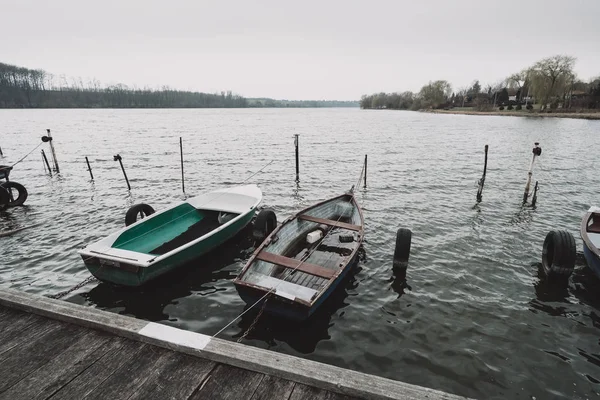 Boten op de pier van lake — Stockfoto