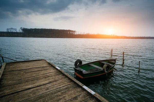 Båt på sjön piren — Stockfoto